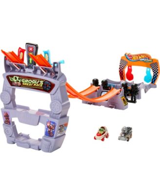 Hot Wheels Racerverse, Star Wars Track Set with 2 Hot Wheels Racers Inspired By Star Wars - Grogu and The Mandolorian