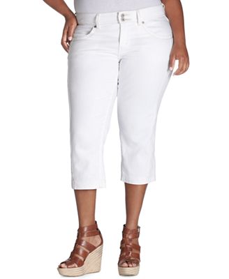 white levi capri jeans