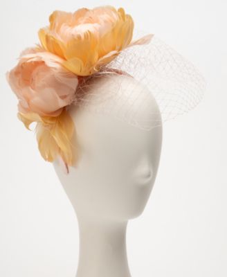 Очаровательница августовских шляп с пером и цветами