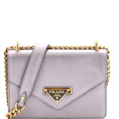 Бывшая в употреблении маленькая сумка-конверт Prada с клапаном на цепочке через плечо из сафьяновой кожи серебристого цвета