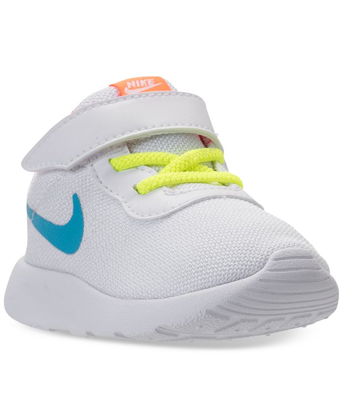 nike tanjun trainers black and white