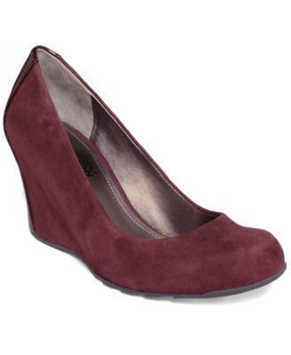 kenneth cole reaction wedge pump