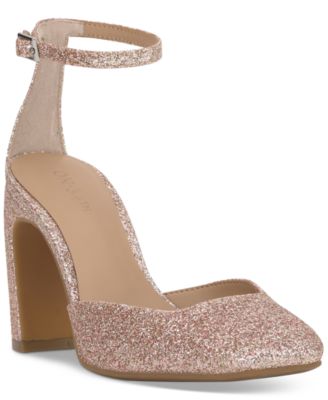 На 34-м показе женских туфель-лодочек Dareen, состоящих из двух частей, эксклюзивно в Macys