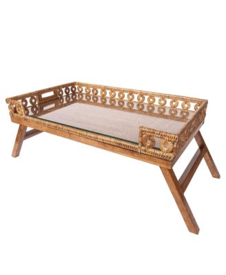 Компания Artifacts Trading Company Artifacts Rattan Inna Разработала поднос для завтрака с деревянными ножками и стеклянной вставкой