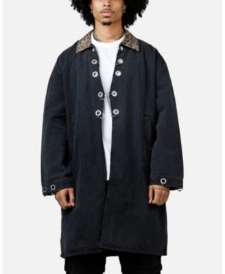 Праздношатающийся мужской ржавый плащ-тренчкот