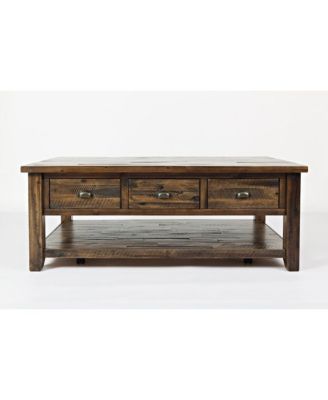 Журнальный столик из цельного дерева Jofran Artisan's Craft в деревенском фермерском доме с потертостями