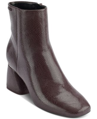 Женские модельные сапоги DKNY Caleena на блочном каблуке 25890₽