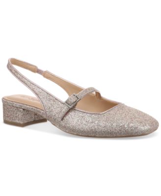 В 34-м сезоне представлены женские туфли-лодочки Ameliaa на ремешках с пряжкой, созданные для Macys