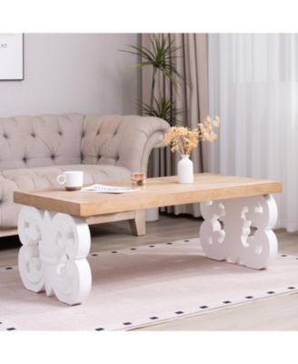 Журнальный столик Streamdale Furniture из богато украшенного дерева в стиле фермерского дома с резным основанием.