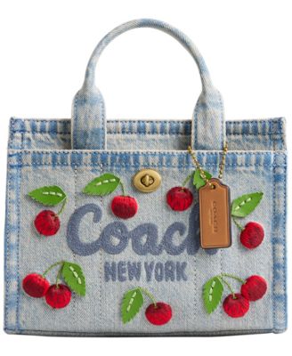 Сумка-тоут COACH Cargo Mini из джинсовой ткани с вышивкой вишневого цвета 20