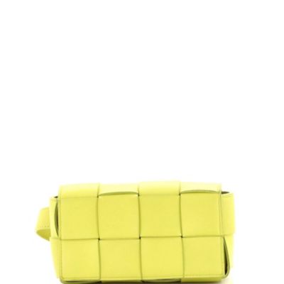 Бывшая в употреблении сумка-кассета Bottega Veneta на ремне Maxi Intrecciato из кожи зеленого цвета