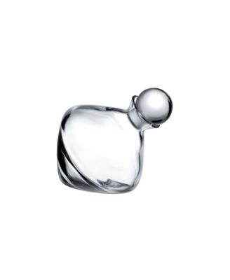 Бутылка из прозрачного стекла с оливковым маслом и уксусом