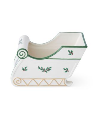 Центральное место в санях занимала фигурная Рождественская елка в виде Спода