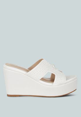 Атласные босоножки на танкетке London Rag Renier с жемчужными вставками 11390₽