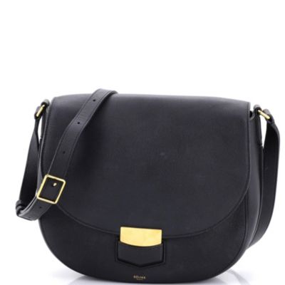 Бывшая в употреблении сумка Celine Medium Trotteur через плечо из зернистой кожи черного цвета