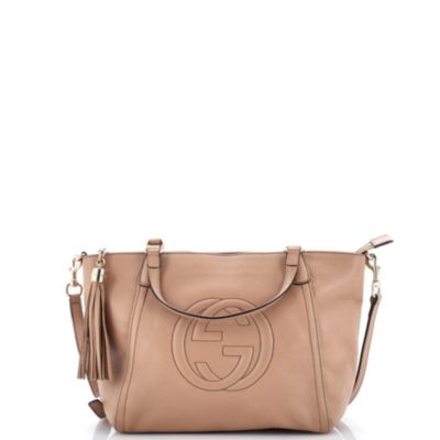Бывшая в употреблении маленькая сумка Gucci Soho с откидной верхней ручкой из кожи коричневого / бежевого цвета