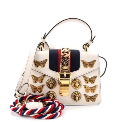 Бывшая в употреблении сумка Gucci Mini Sylvie с верхней ручкой, украшенная белой кожей