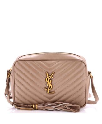 Бывшая в употреблении сумка для фотоаппарата Saint Laurent Small Lou из кожи Matelasse Chevron коричнево-бежевого цвета