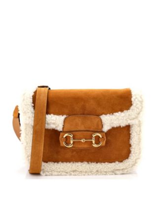 Бывшая в употреблении сумка Gucci Small Horsebit 1955 года из замши коричневого цвета с отделкой из овечьей шерсти