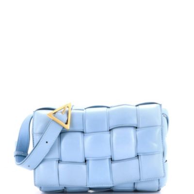 Бывшая в употреблении сумка Bottega Veneta Cassette Crossbody из мягкой макси-кожи Intrecciato синего цвета
