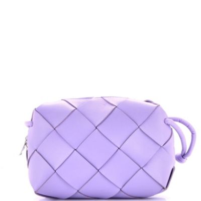 Бывшая в употреблении сумка через плечо Bottega Veneta для маленькой кассетной камеры Maxi Intrecciato из кожи фиолетового цвета