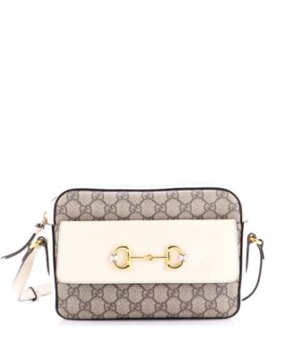 Бывшая в употреблении сумка для фотоаппарата Gucci Small Horsebit 1955 года выпуска с карманом с клапаном из холста и кожи с покрытием GG белого цвета