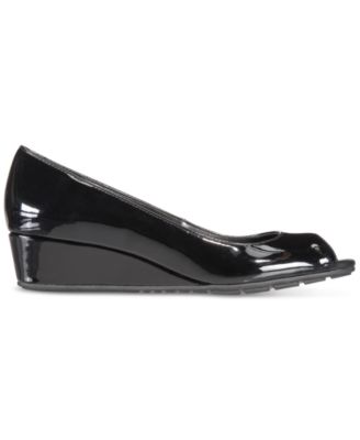 bandolino patent leather wedge