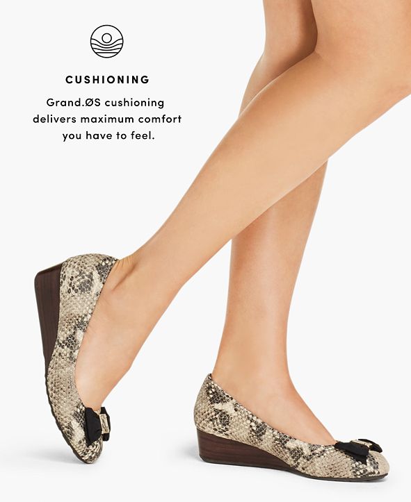 tali grand bow wedge pumps