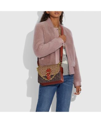 beat shoulder bolsa in signature canvas with souvenir patches