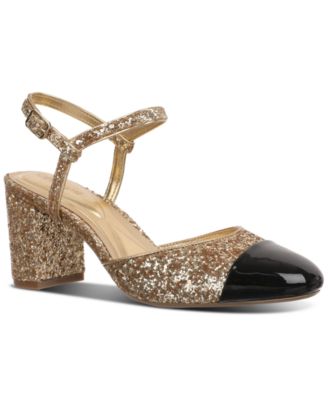 В 34-м выпуске представлены женские туфли-лодочки Dotti Captoe, созданные для Macys