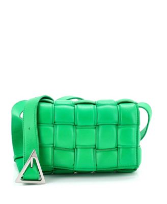 Бывшая в употреблении маленькая кассетная сумка Bottega Veneta через плечо с подкладкой из кожи Maxi Intrecciato зеленого цвета