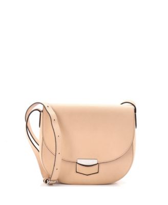 Бывшая в употреблении сумка Celine Medium Trotteur через плечо из зернистой кожи коричневого / бежевого цвета