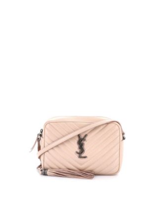 Бывшая в употреблении сумка для фотоаппарата Saint Laurent Small Lou из кожи Matelasse Chevron коричнево-бежевого цвета