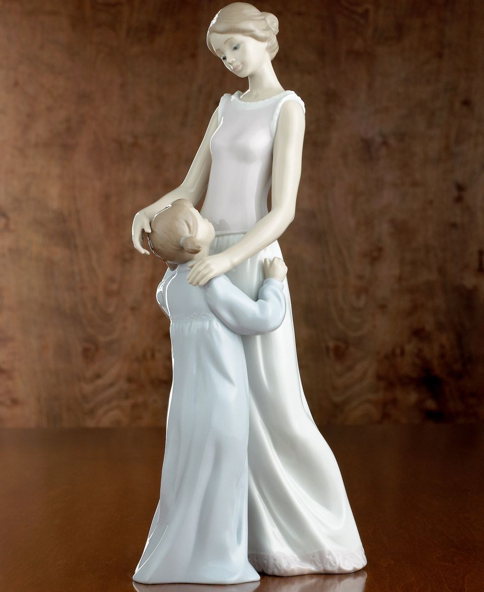 Lladro Collectible Figurine, A Mothers Embrace   Collectible