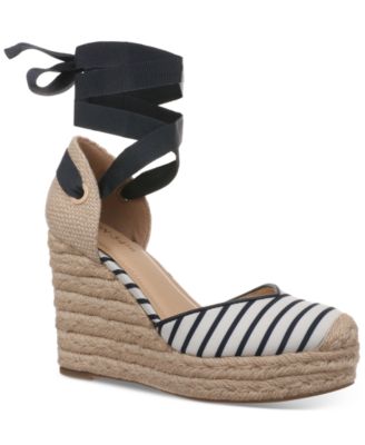 На босоножках-эспадрильях на танкетке Melindaa 34-го размера эксклюзивно в Macys 13490₽