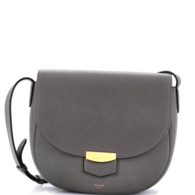 Бывшая в употреблении сумка Celine Medium Trotteur через плечо из зернистой кожи серого цвета