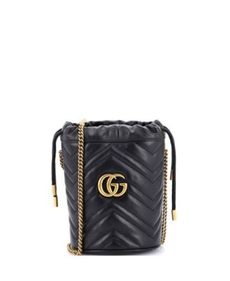 Бывшая в употреблении сумка-ковш Gucci Mini GG Marmont из натуральной кожи черного цвета