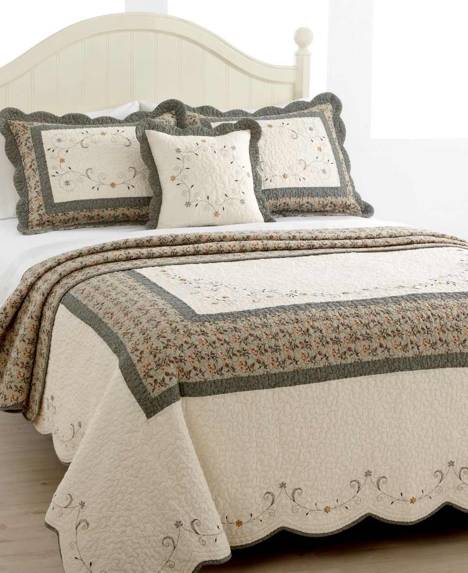 Bed & Bath  Quilts & Bedspreads