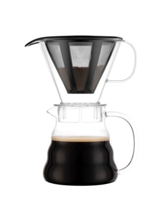 Налейте 20 унций Bodum Melior в кофейную капельницу