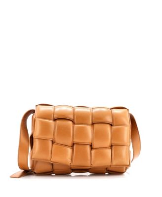 Бывшая в употреблении сумка Bottega Veneta Cassette Crossbody с мягкой подкладкой из кожи Intrecciato коричневого цвета