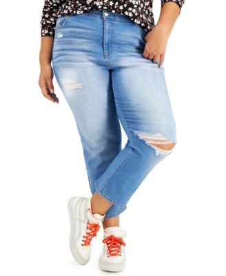 plus size jeans and sneakers