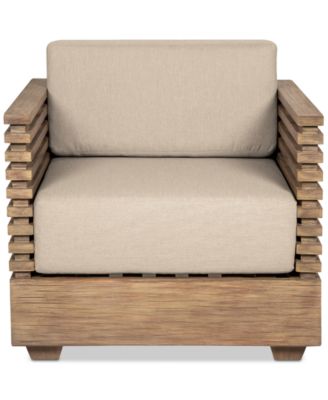 Яркое клубное кресло на открытом воздухе