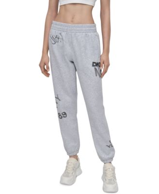 Женские джоггеры из хлопчатобумажной ткани с граффити и логотипом DKNY Sport серебристого цвета