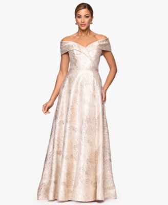 Женское длинное платье с вырезом сердечком и открытыми плечами XSCAPE цвета слоновой кости /кремовый