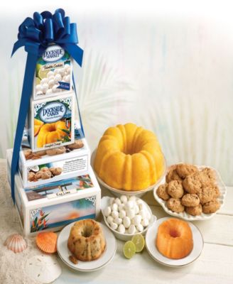 Башня тропических подарков на портовом рынке