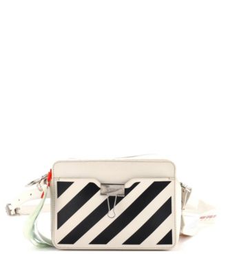 Бывшая в употреблении белоснежная маленькая сумка-переплет с зажимом для фотоаппарата через плечо из полосатой кожи