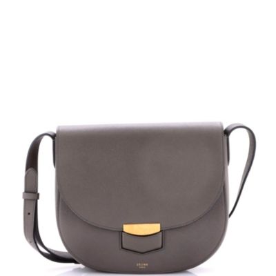 Бывшая в употреблении сумка Celine Medium Trotteur через плечо из зернистой кожи серого цвета