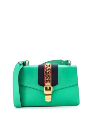 Бывшая в употреблении маленькая сумка через плечо Gucci Sylvie из зеленой кожи
