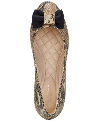 tali grand bow wedge pumps